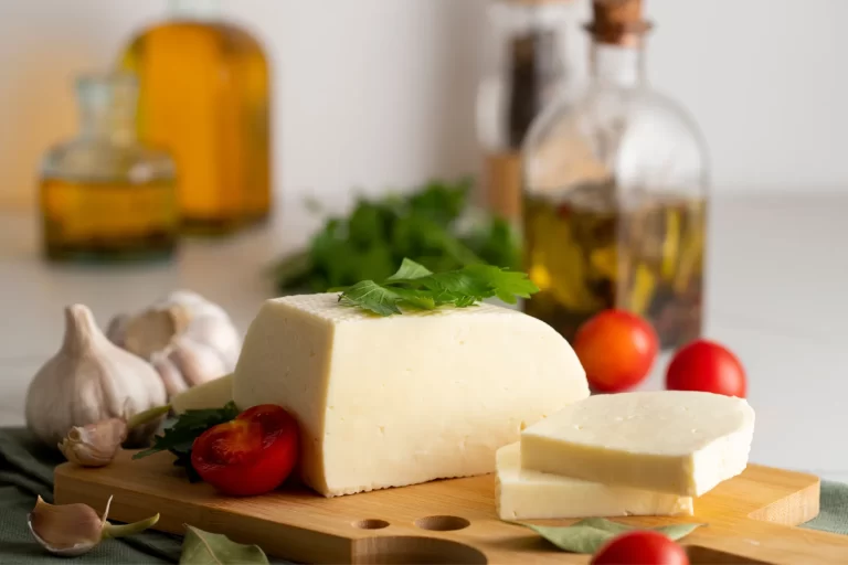 Queijo vegano defumado, uma opção saborosa e versátil.